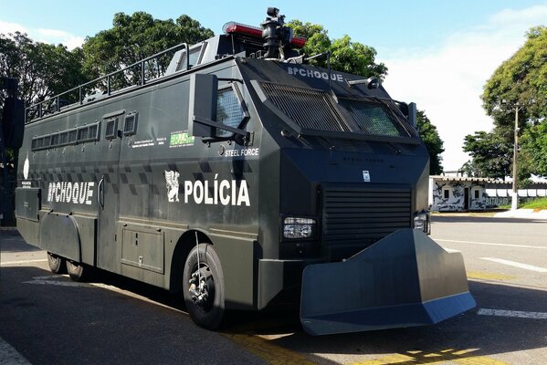 Polizei gepanzertes Fahrzeug mit Schrott vorn