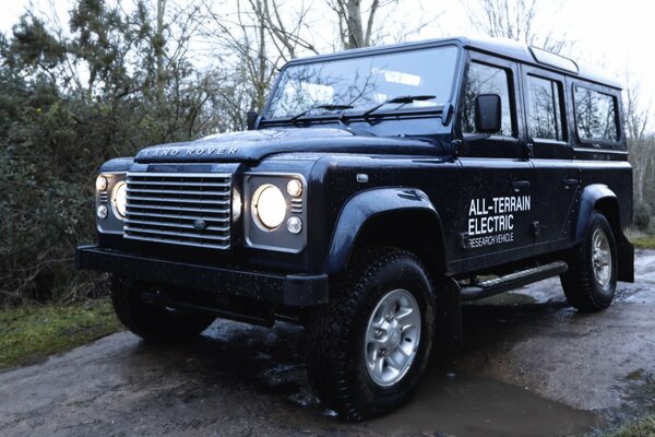 Ein Land Rover-SUV fährt bei bewölktem Himmel über jeden Schmutz