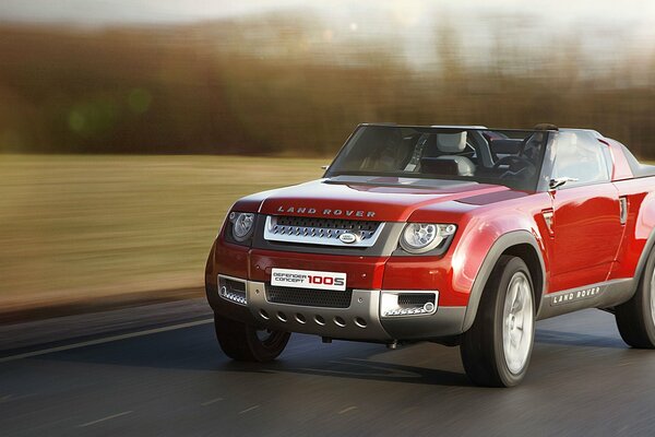 El land rover rojo corre a gran velocidad