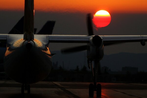 El avión al atardecer despega del aeródromo