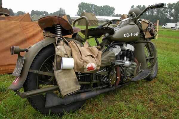 Moto militaire de la seconde guerre mondiale avec sac médical