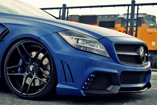 Belle voiture de sport bleue Mercedes-Benz