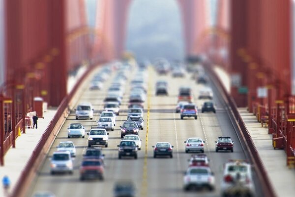 Autos verschiedener Modelle bewegen sich auf der Brücke