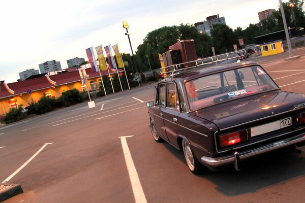 VAZ 2106 auf dem Parkplatz in der Nähe des Cafés