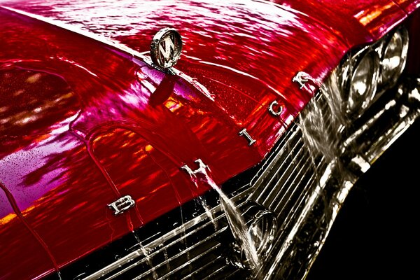 Rote Buick retro 65 Jahre alt