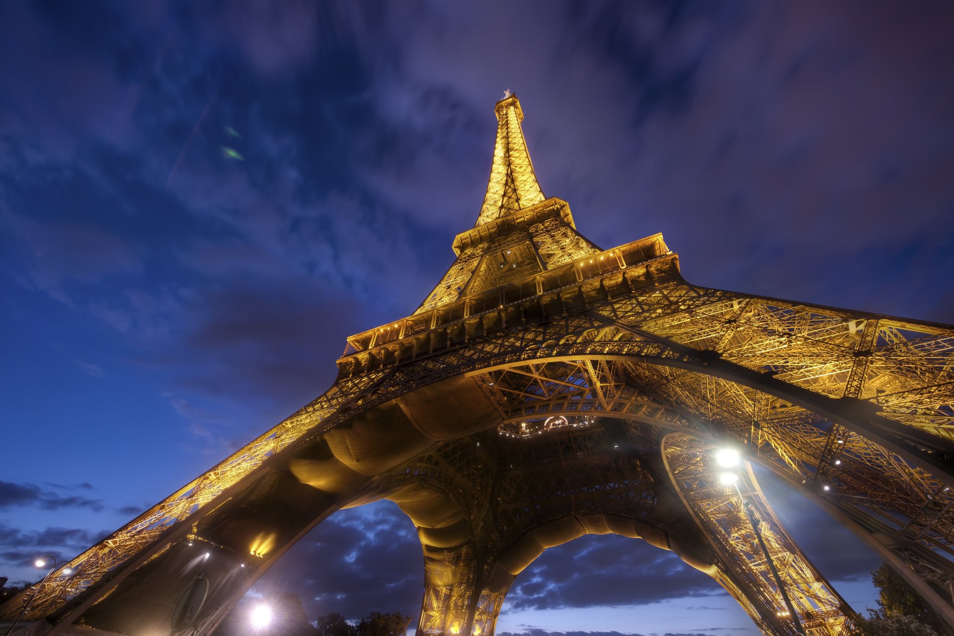 miasto under the eiffel francja wieża eiffla architektura paryż wieczór niebo chmury wieże nocne niebo noc