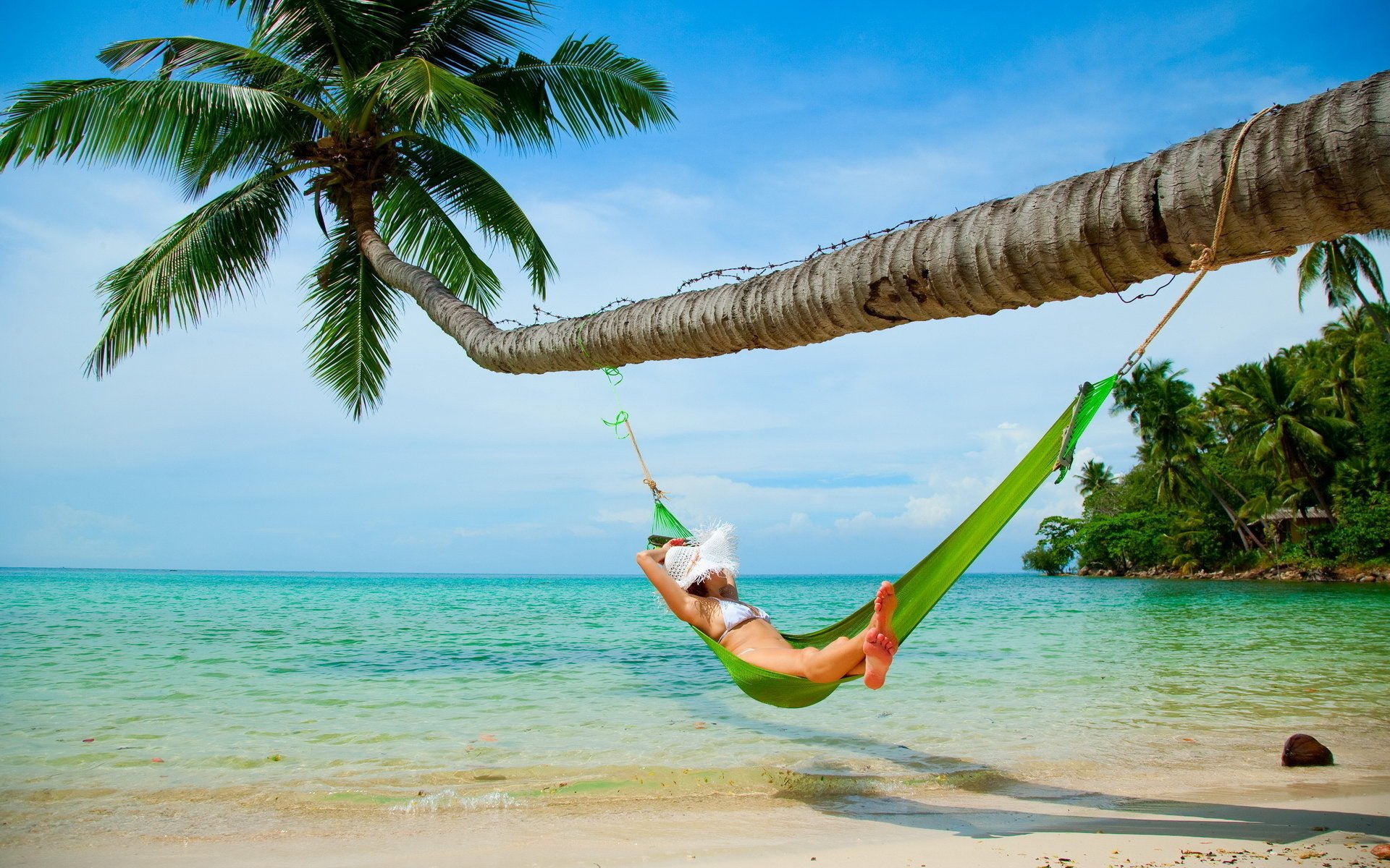 stimmung urlaub urlaub sommer strand menschen palme hut wasser sand hängematte grün ozean mädchen füße exotisch