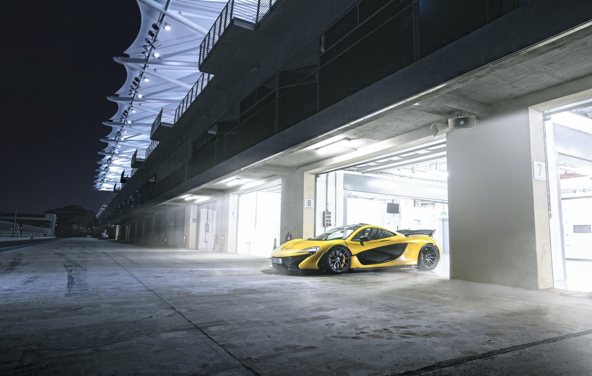 mclaren p1 giallo supercar garage pista pista yas marina