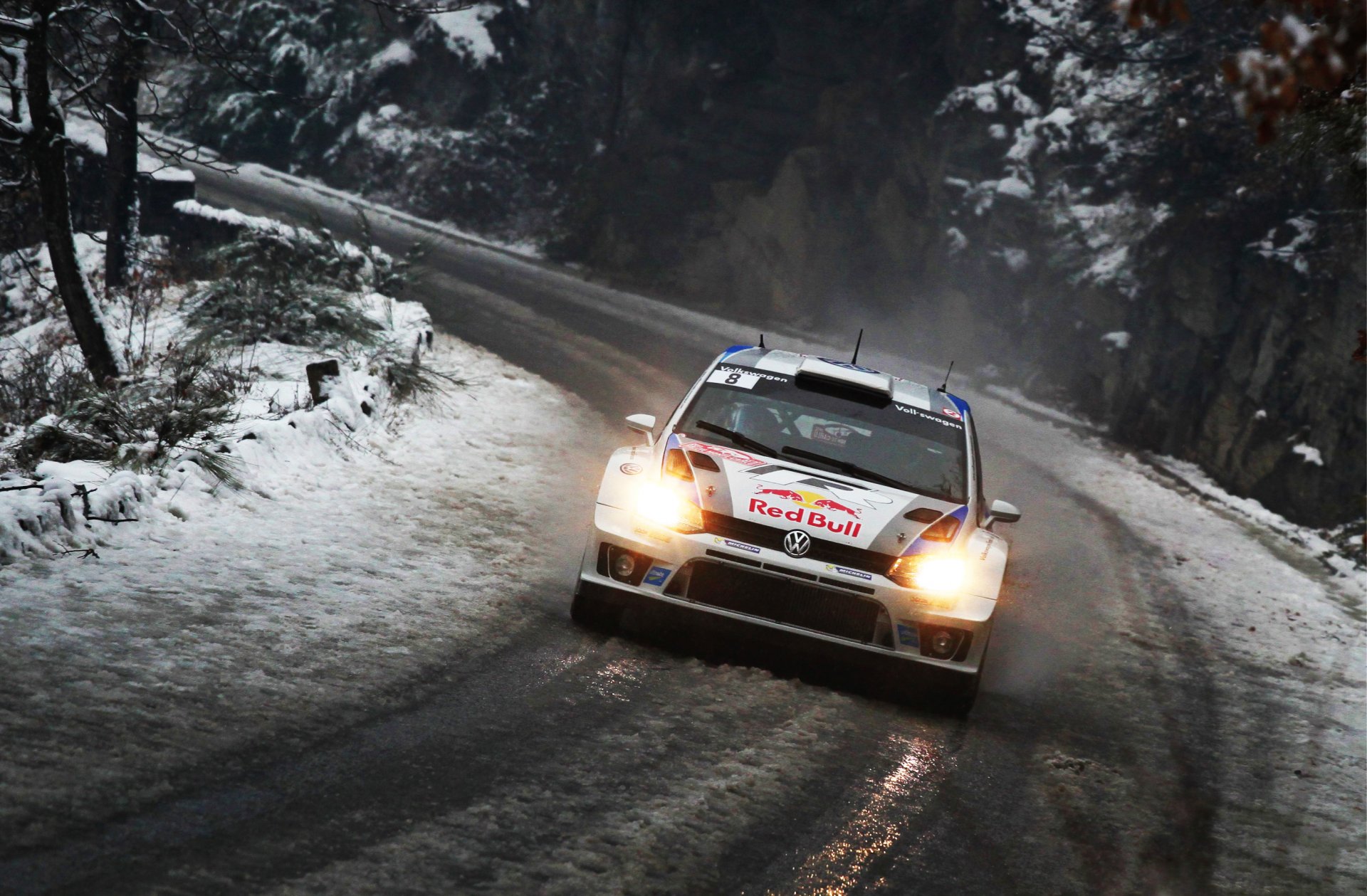 volkswagen polo wrc rallye auto volkswagen taureau rouge route humide phares avant neige hiver