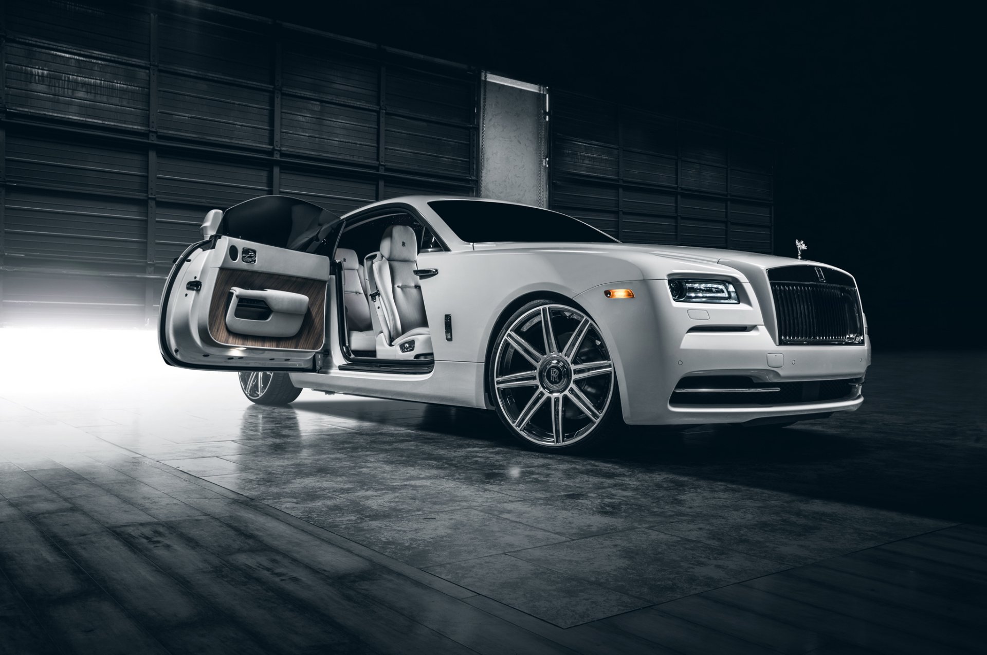 rolls-royce fantasma vellano ruote bianco auto di classe premium