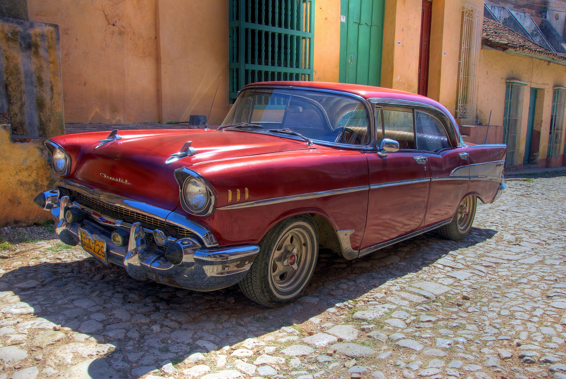 chevrolet hintergrundbilder retro auto kuba auto havanna alt auto rotes auto rarität pflastersteine häuser lichter altstadt autos transport kraftfahrzeuge