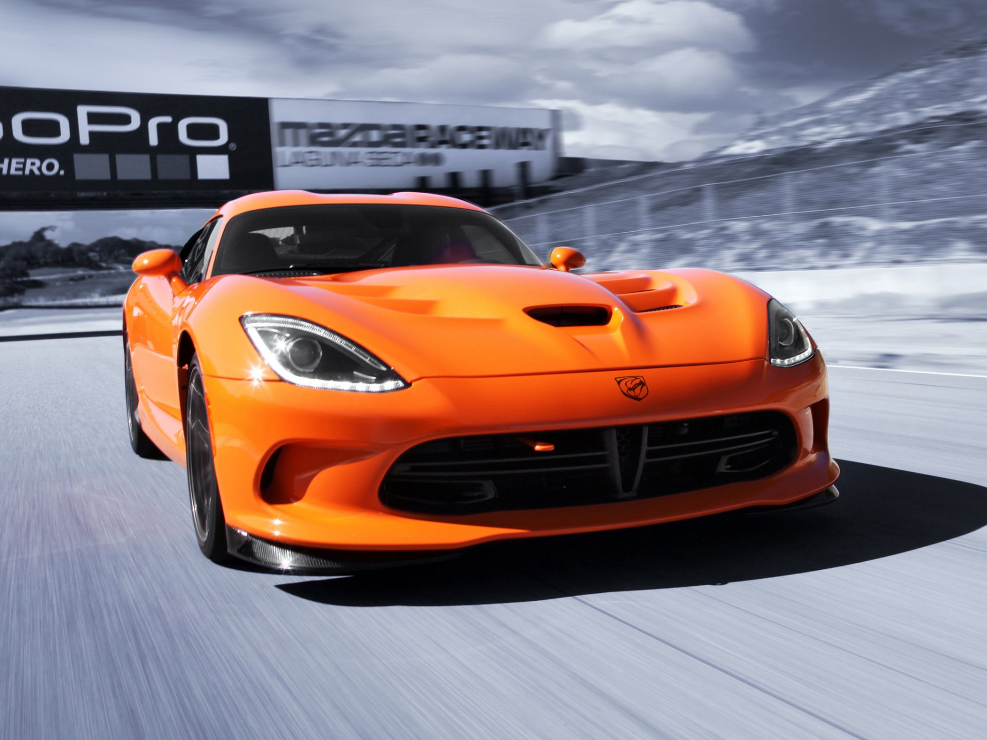 dodge sto viper ta prędkość samochodu z przodu