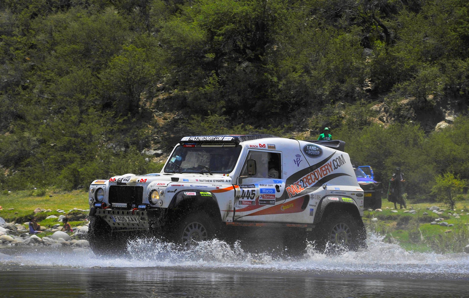 land rover defender suv dakar rajd woda spray biały auto sport