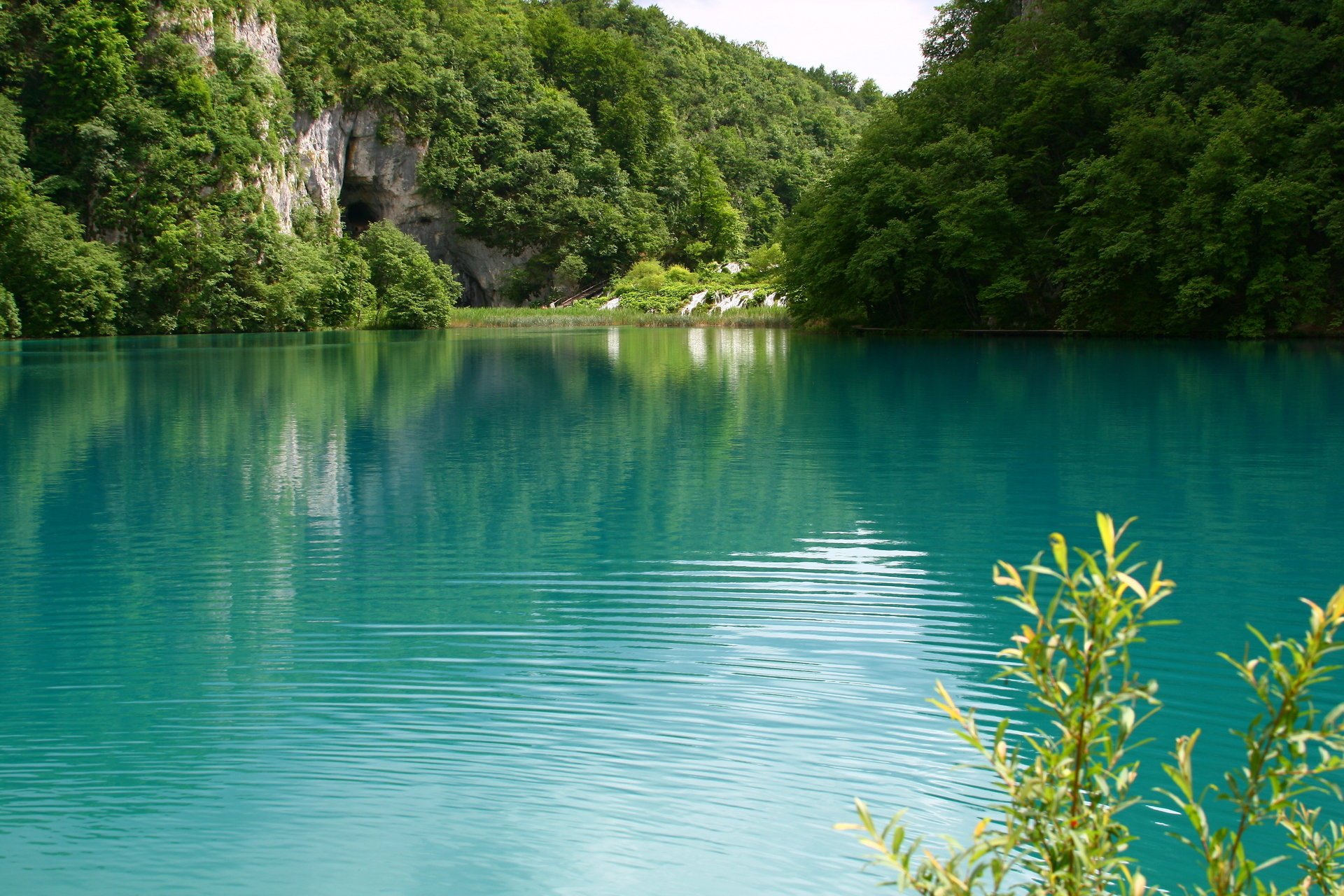 see landschaft grün wasser natur grünes wasser türkis oberfläche ufer vegetation berge dickicht