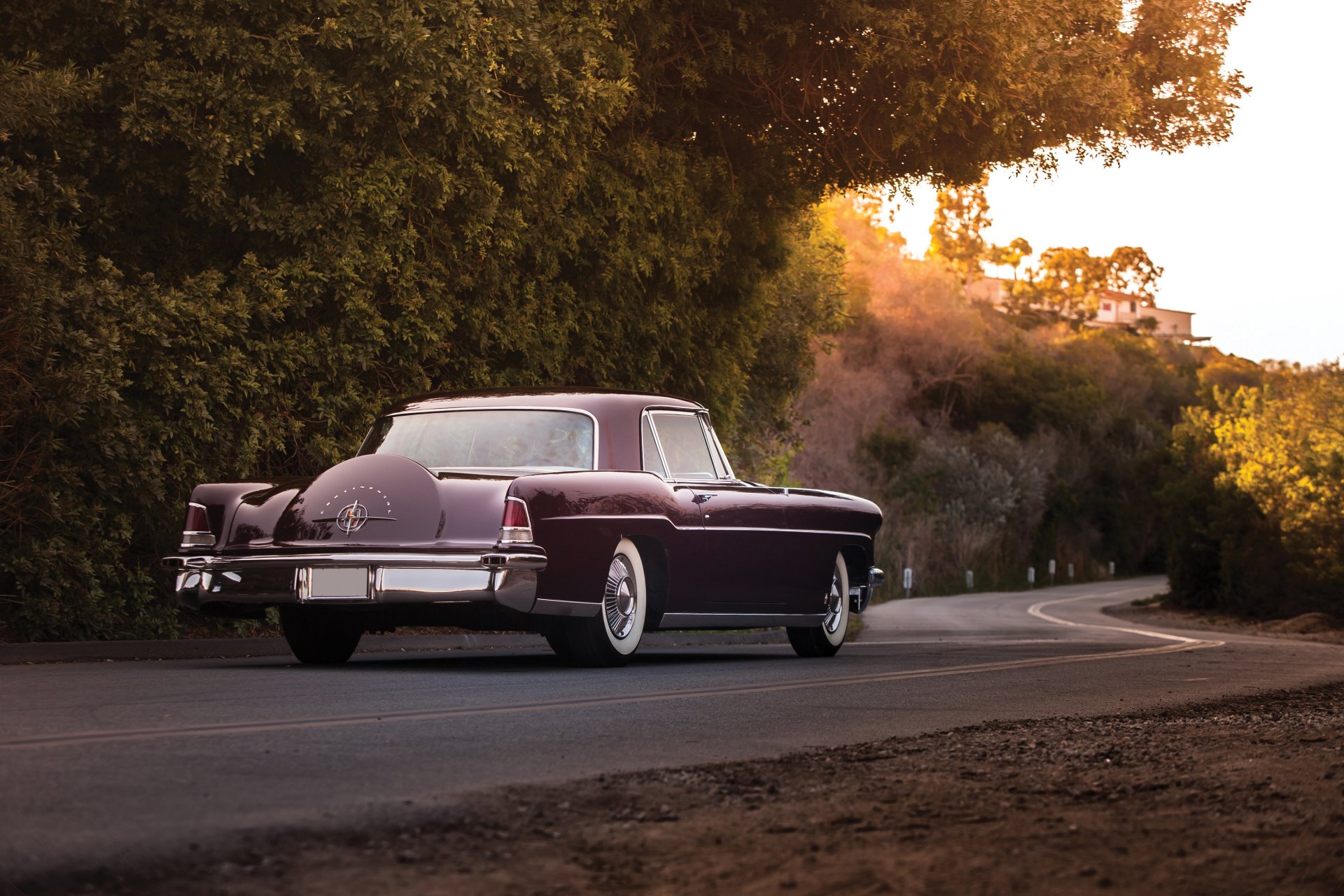 lincoln kontinental mark ii 1956 continental rückansicht straße hintergrund