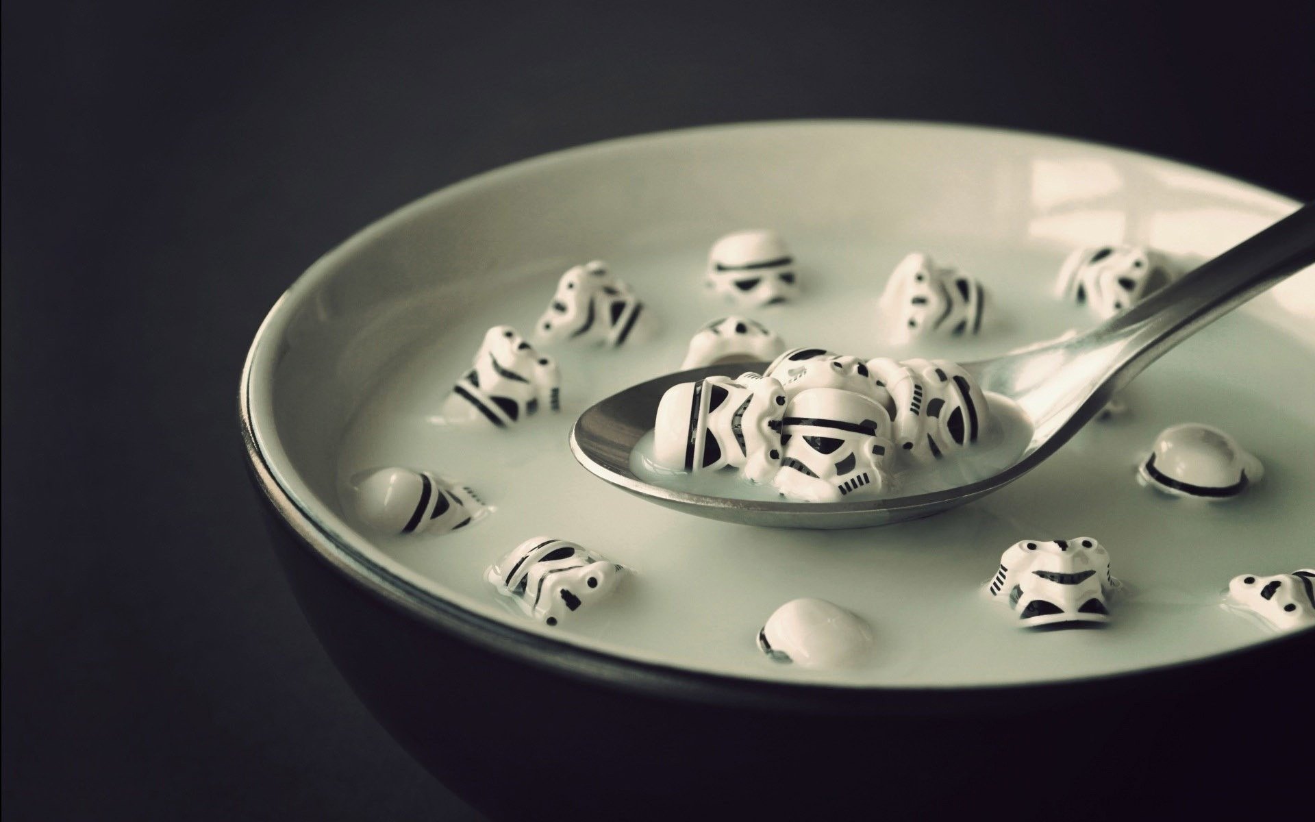 cráneos stormtroopers cuchara cereales star wars leche robots tazón fondo oscuro fondo negro desayuno