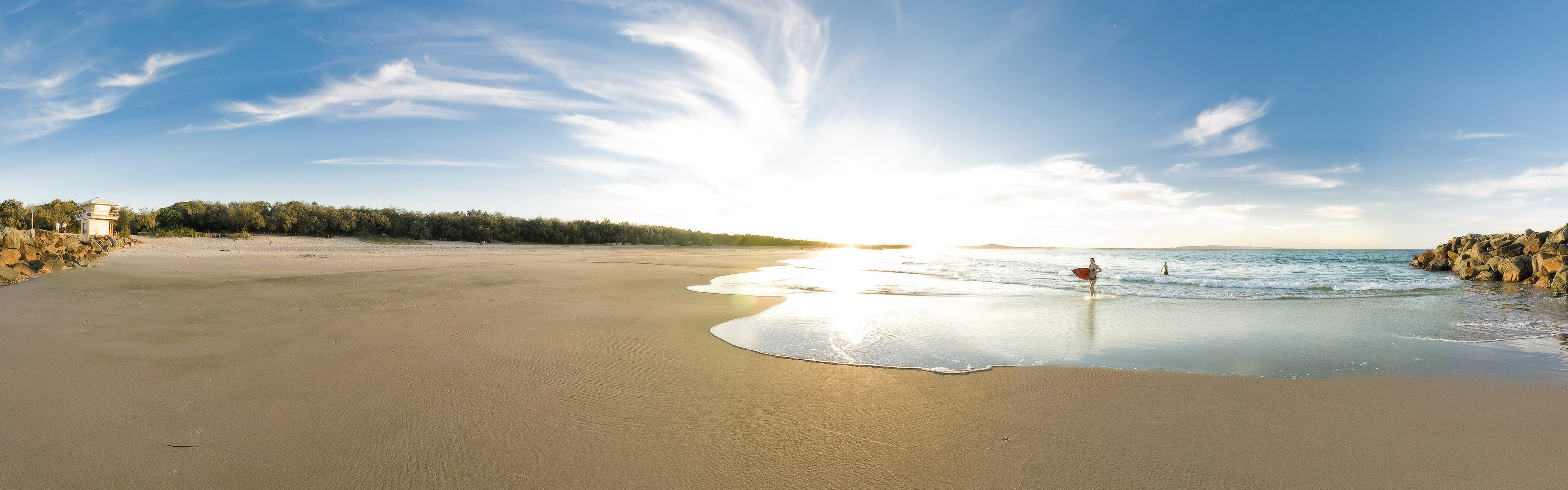 plage filles surf pierres sable mer double écran ciel vague nuages soleil rayons du soleil forêt chaleur vacances