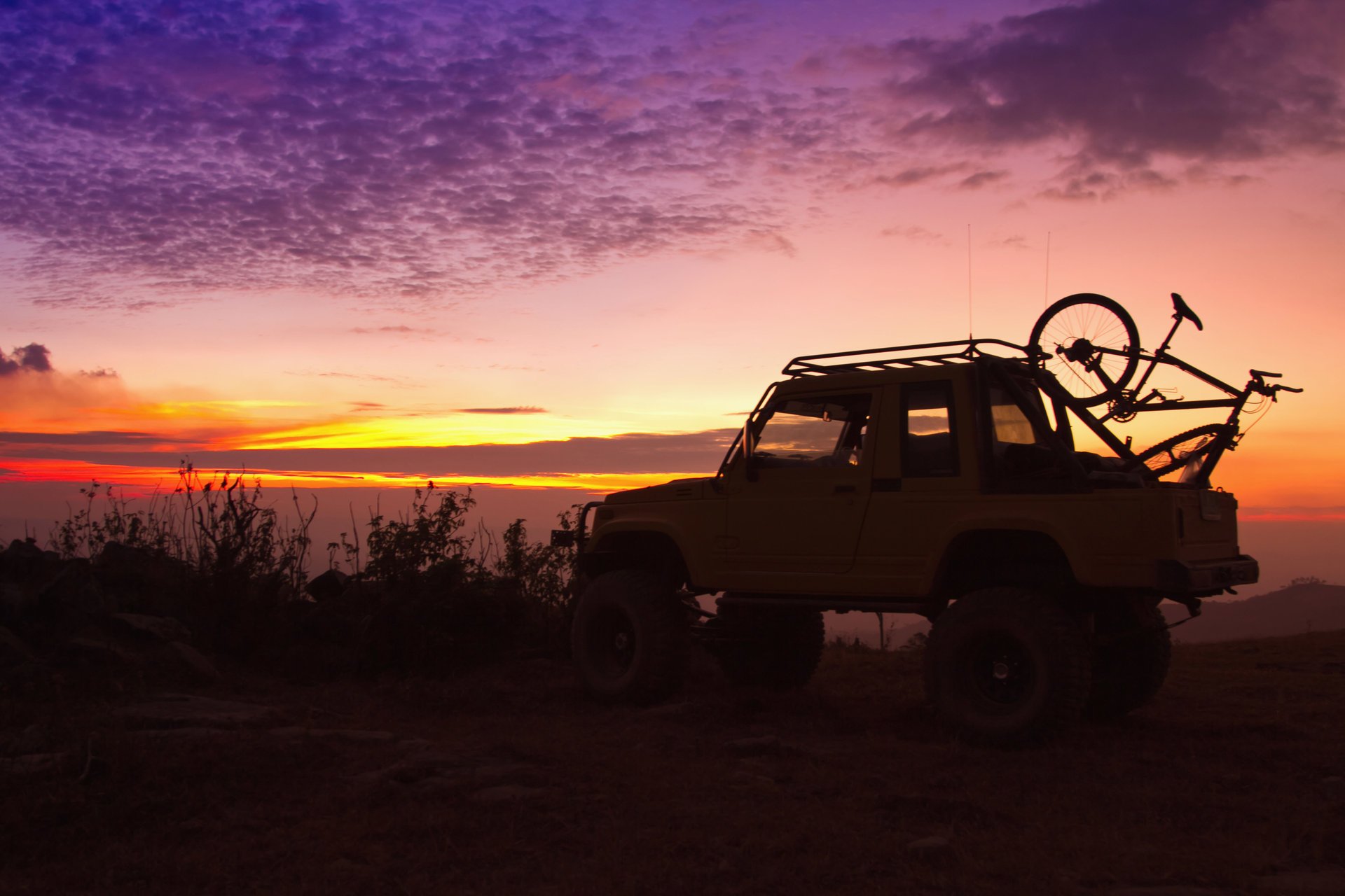 silhouette jeep suv jeep kofferraum befestigt fahrrad natur abend sonnenuntergang parken reise schön hintergrund schöner hintergrund reisen mein planet bokeh tapete