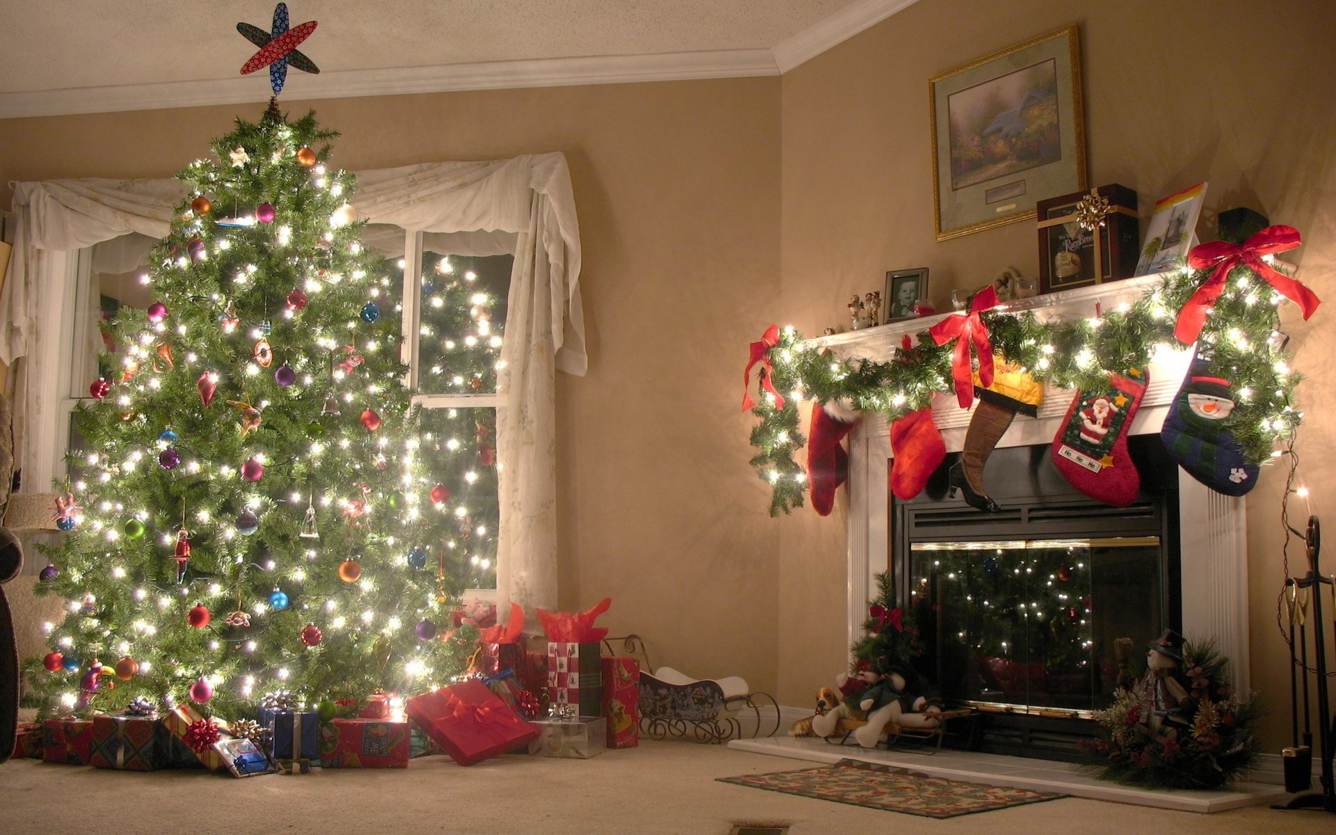 vacanza scarpe albero di natale casa camino nuovo anno camera interni regali abete decorazione luci ghirlande palle giocattoli immagine natale