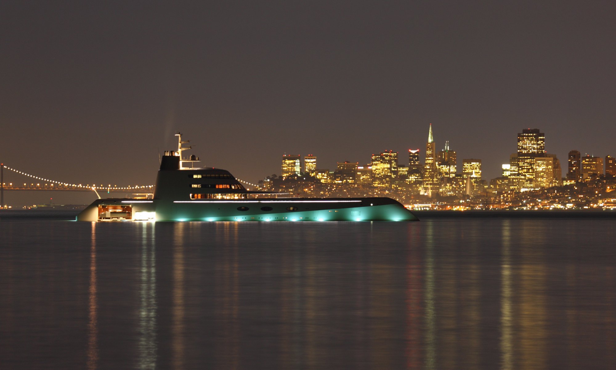 yacht superyacht a mega-yacht mega-yacht a yachten giga-yacht nacht stadt mega abend lichter hochhäuser häuser brücke