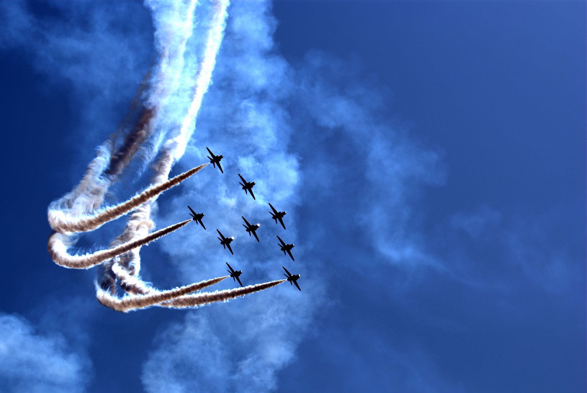 parade parade airy show aerial takeoff planes holiday show speed flight altitude smoke cloud