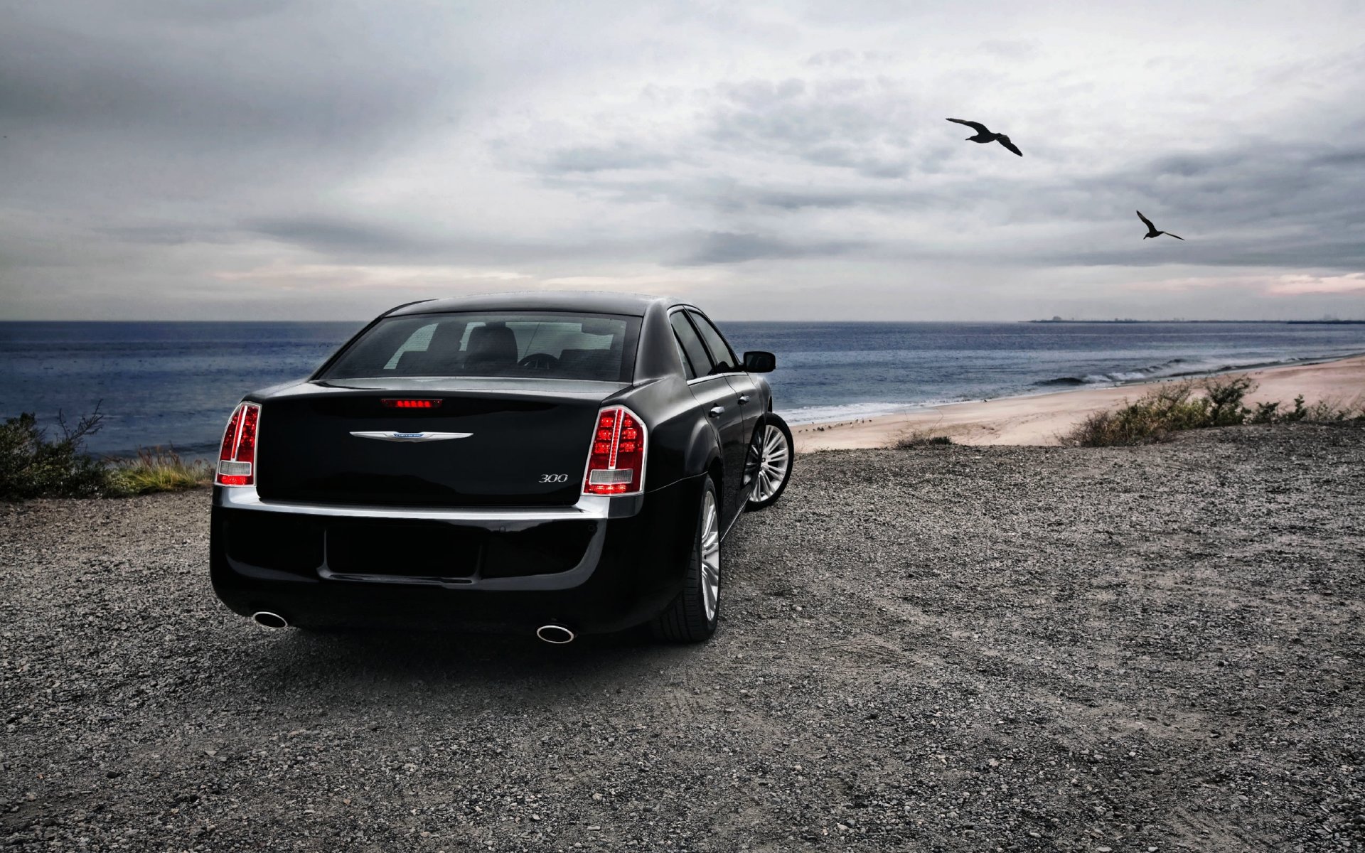 chrysler noir auto berline mer côte nuageux