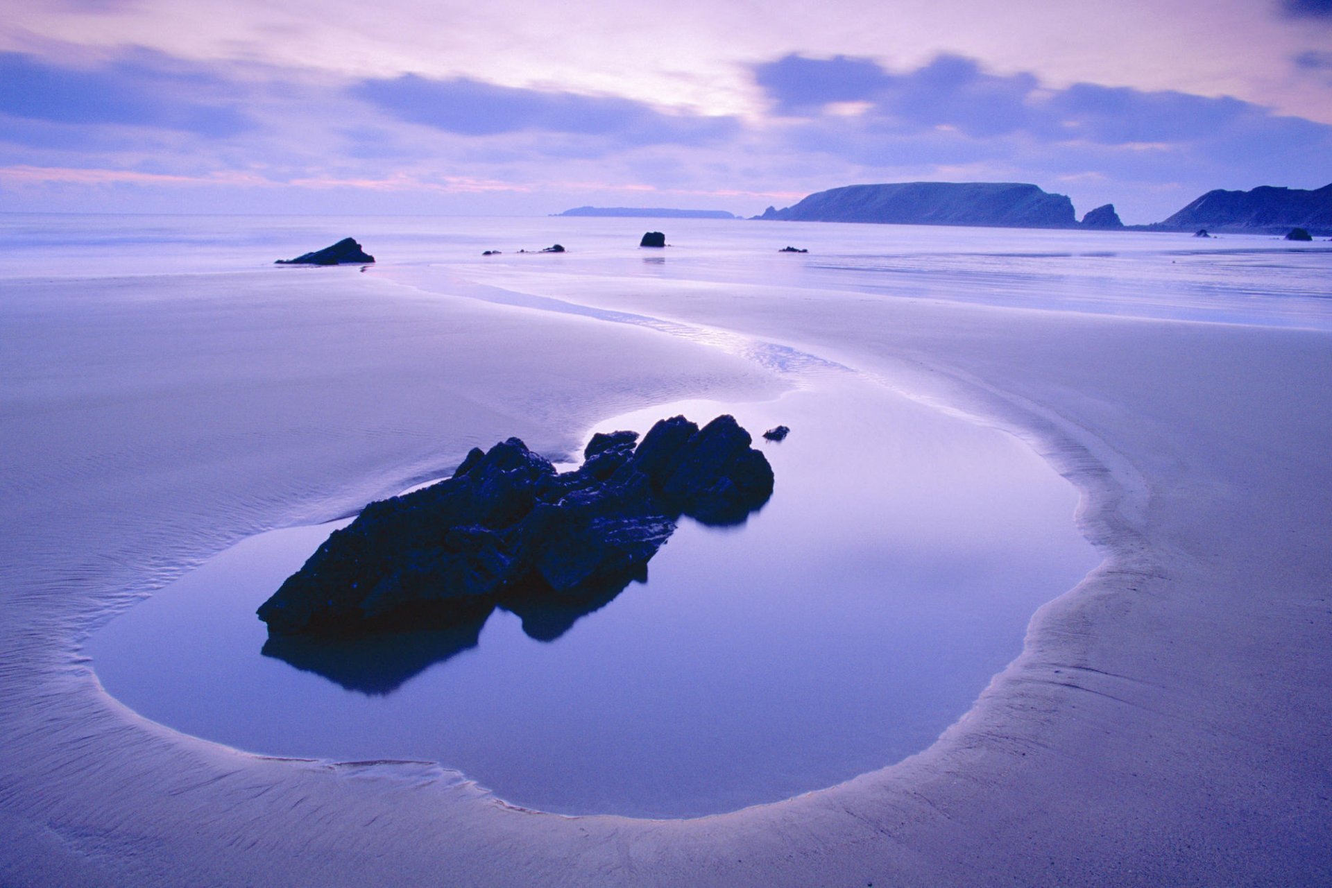 mer coucher de soleil calme soir nuages pierres lilas couleur rochers eau ciel silence