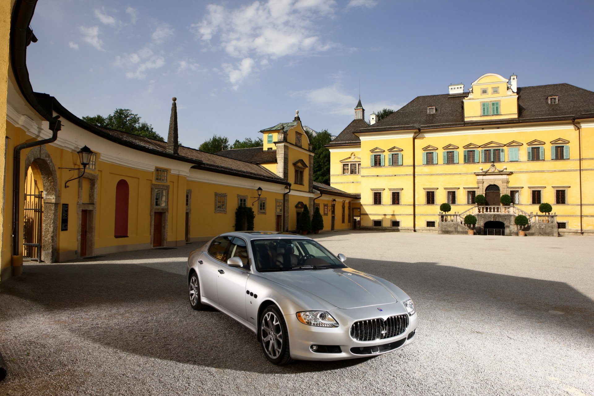 maserati quattroporte srebrny dzień dom