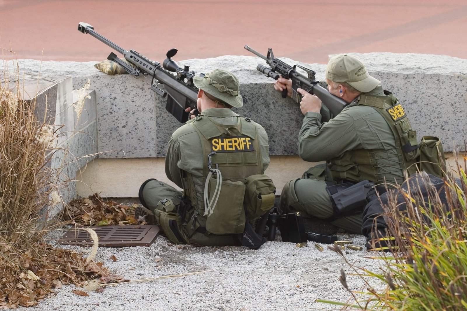 niper sheriff scharfschützen barrett m82 waffen spezialeinheiten tarnung schütze