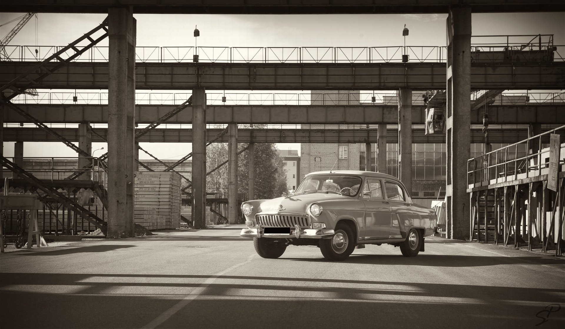 gaz fabryka tapety retro wołga samochód droga aswalt auto czarno-biały rarytas stare auto samochody osobowe transport czarno-biały transport samochodowy