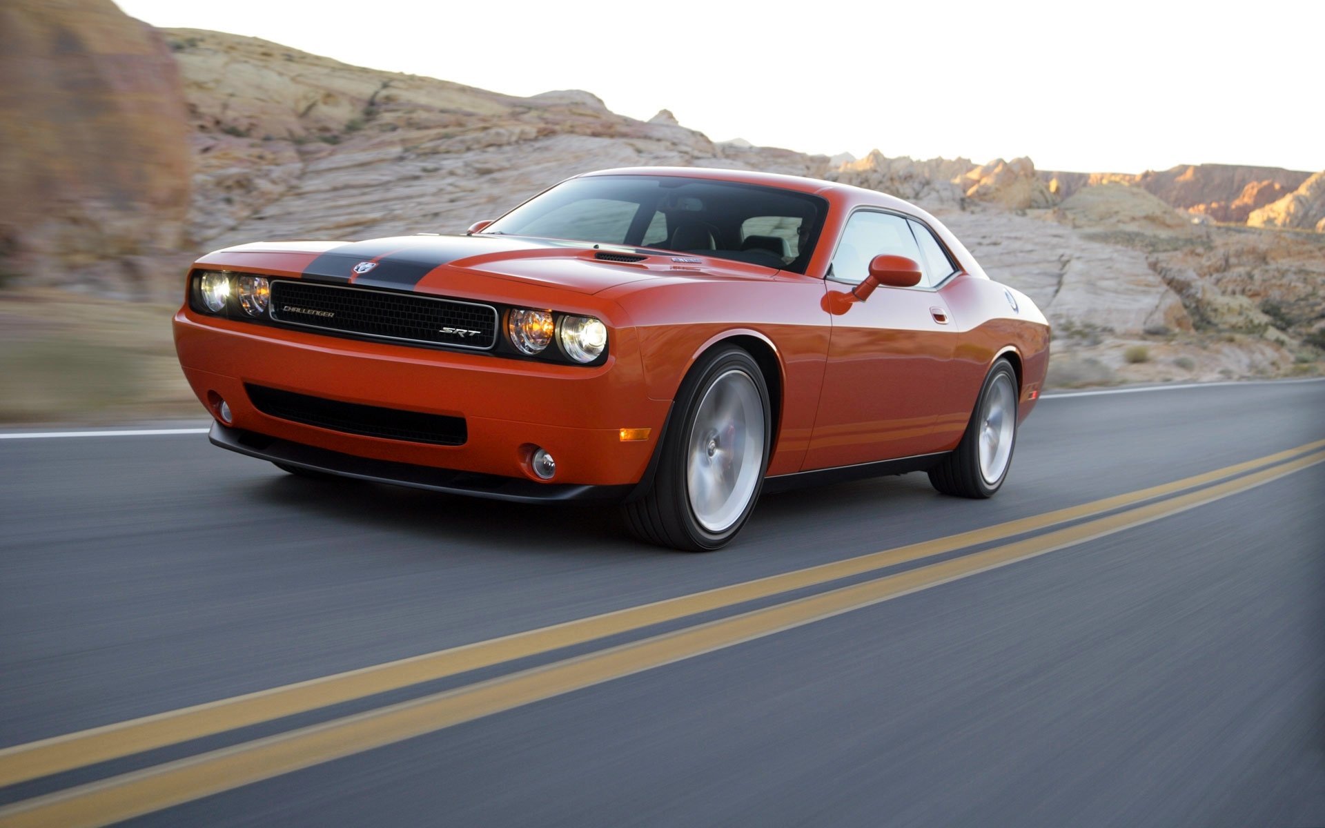 esquiver challenger srt8 auto orange avant en mouvement route coupé