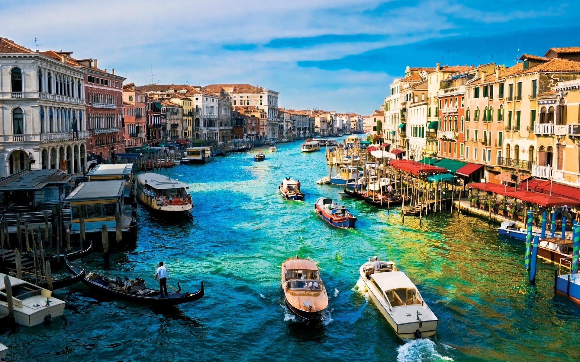 venise bateaux maisons ville boeuf rivière gens eau italie architecture ciel bâtiments