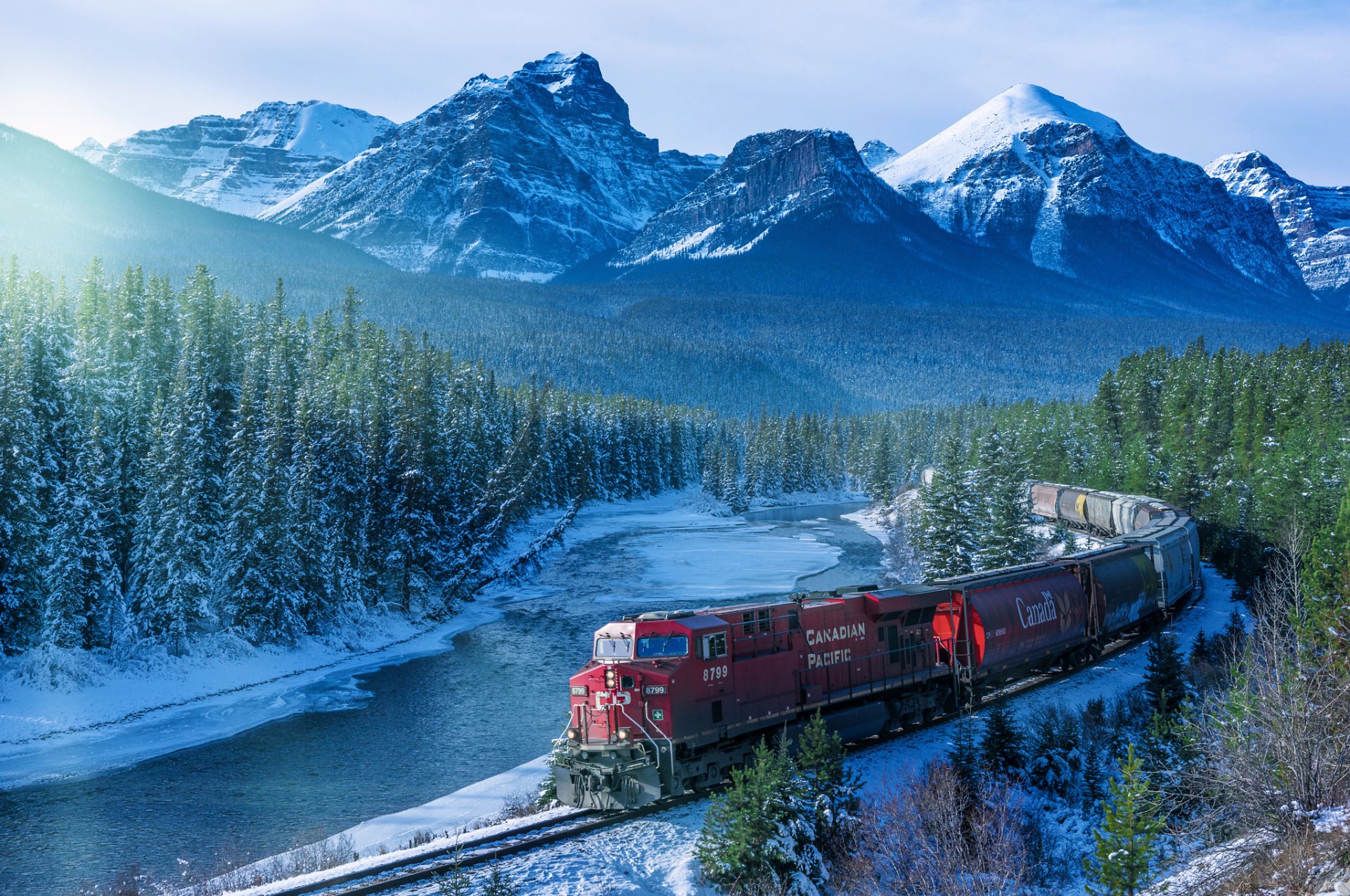 kanada alberta morgen berge wald eisenbahn zug