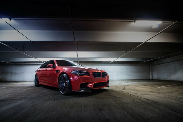 Vista frontal de BMW naranja en el estacionamiento