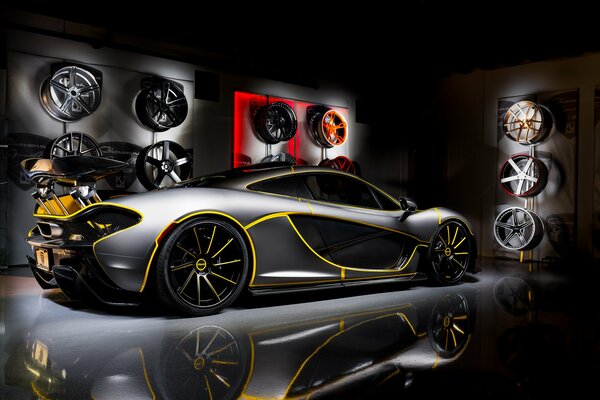 McLaren p1 Hypercar mit gelben Scheiben