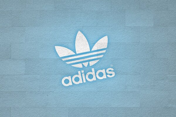 Godło Adidasa na niebieskim tle