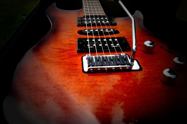 Guitarra eléctrica roja fresca sobre fondo negro