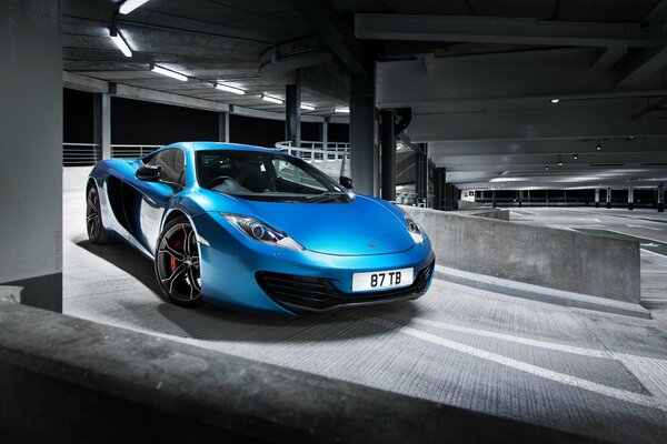 El legendario McLaren azul sale del estacionamiento