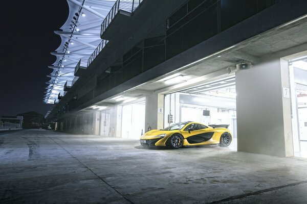 Photo yellow mclaren p1 leaving the garage