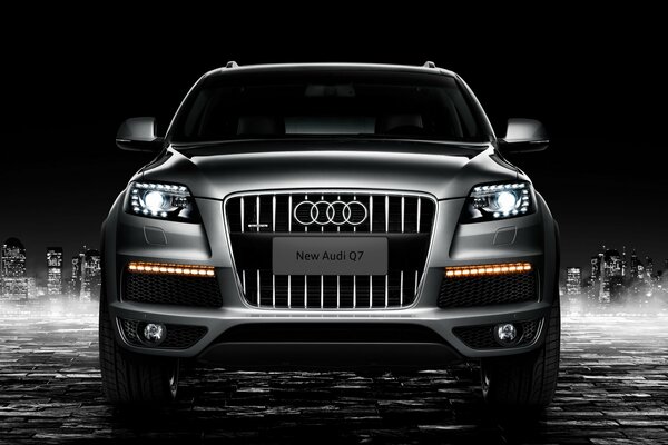 Hermoso Audi q7 en la oscuridad de la noche