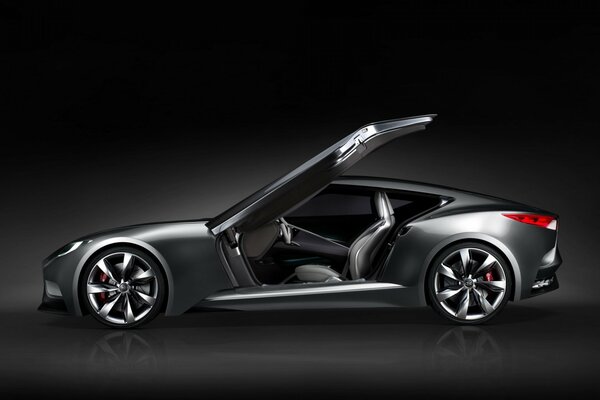 Concept-car noir chic avec porte ouverte sur fond noir