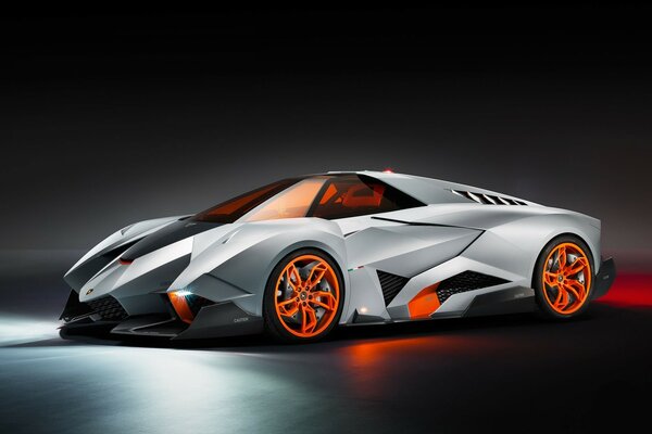 Lamborghini grigia di quinta generazione su sfondo scuro