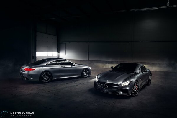 Belles voitures Mercedes dans le hangar