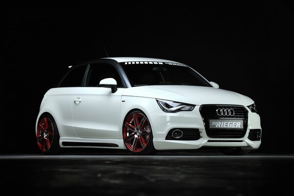 Auto di lusso di colore bianco del marchio Audi su sfondo nero