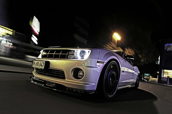 Image de voiture chevrolet camaro dans la ville de nuit photo avec avant