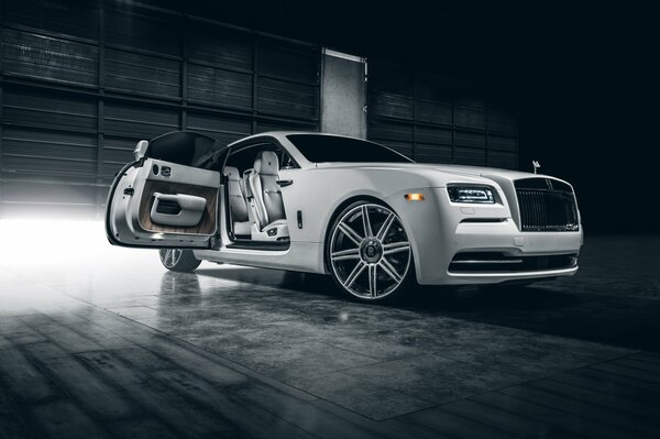 Auto bianca Rolls-Royce Premium