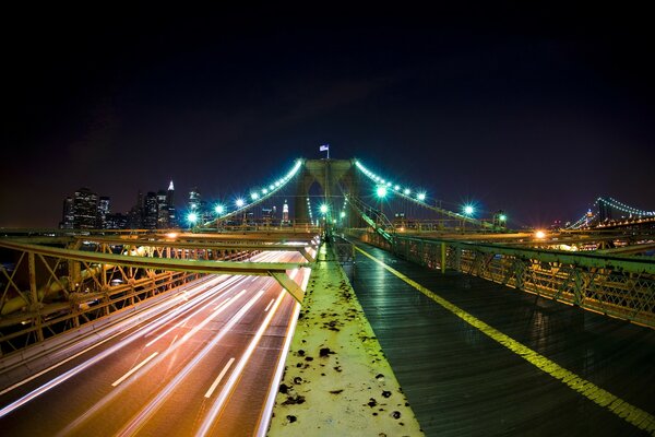 Beau pont de couleur vive dans la ville