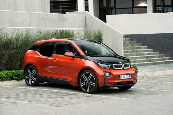 BMW rojo para mujeres con estilo