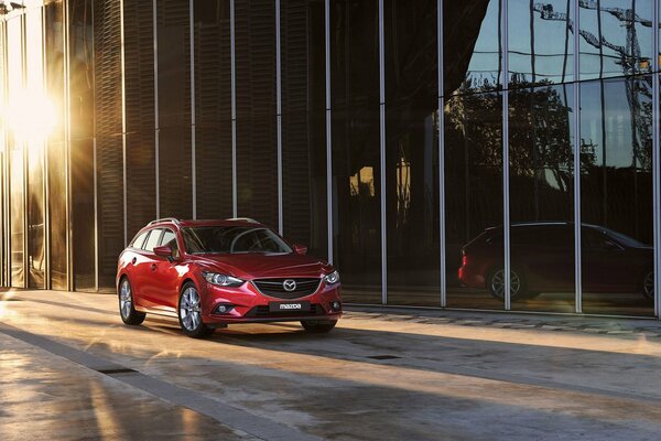 Mazda rouge sous les rayons du soleil