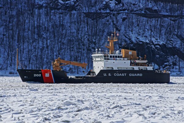 Barco de la guardia costera de Estados Unidos en el hielo